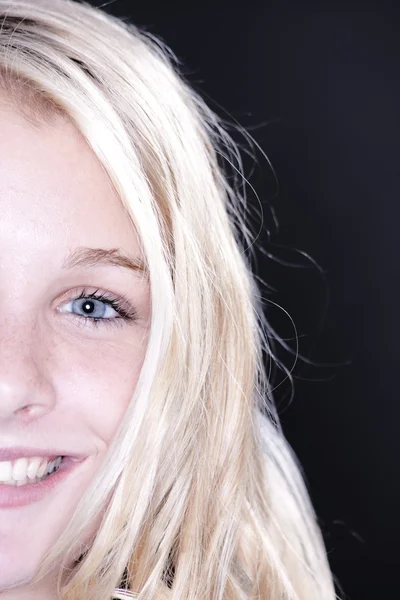 Blond tonårstjej halv ett ansikte — Stockfoto