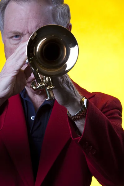 Músico tocando trompete no amarelo — Fotografia de Stock