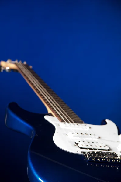 Mavi gitar izole mavi — Stok fotoğraf
