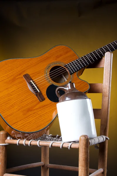 Jarro velho da cerâmica da guitarra na cadeira — Fotografia de Stock