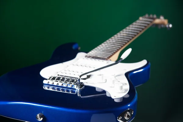 Guitarra azul aislado aislado en verde —  Fotos de Stock
