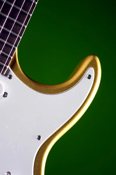 Guitarra Dourada Isolada em Verde — Fotografia de Stock