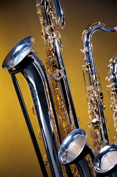 Trzy saksofony na żółty — Zdjęcie stockowe