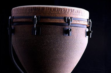 siyah üzerine izole djembe davul