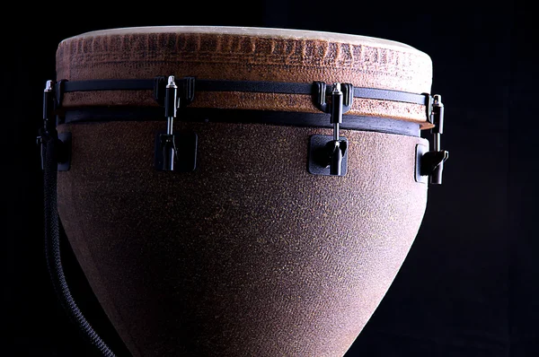 Djembe Drum Isolado em Preto — Fotografia de Stock