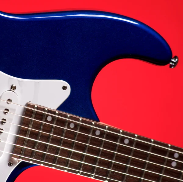 Μπλε ηλεκτρική κιθάρα που απομονώνονται σε κόκκινο — Φωτογραφία Αρχείου