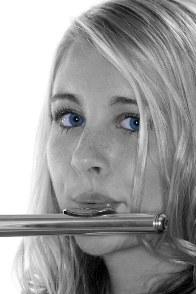 Adolescente menina flauta olhos azuis em preto e branco — Fotografia de Stock