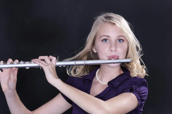 Adolescente menina flauta jogador no preto — Fotografia de Stock