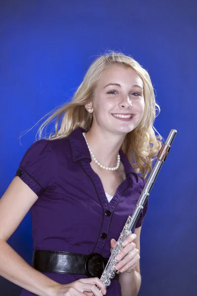 Jogador de flauta adolescente isolado no azul — Fotografia de Stock