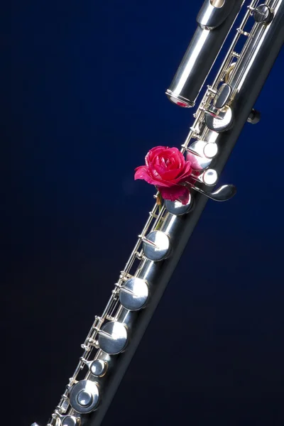 Silberne Bassflöte mit Rose isoliert auf Schwarz — Stockfoto