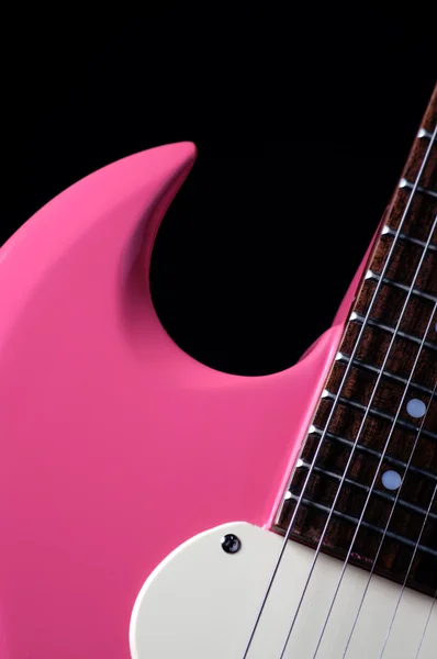 粉红吉他为黑色背景上的女孩的 — 图库照片
