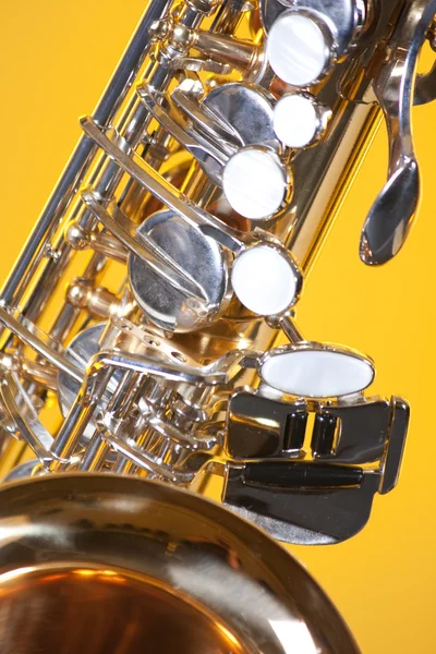 Saxofon isolerad på gul bakgrund — Stockfoto