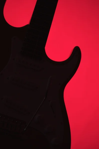 Guitarra en silueta aislada en rojo — Foto de Stock