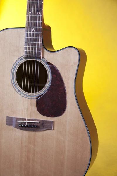 Sarı karşı izole gitar — Stok fotoğraf