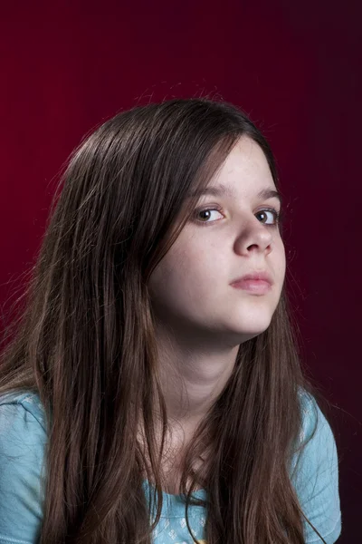 Adolescente menina isolada no vermelho escuro — Fotografia de Stock