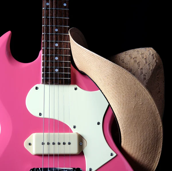 Guitarra rosa com chapéu ocidental — Fotografia de Stock