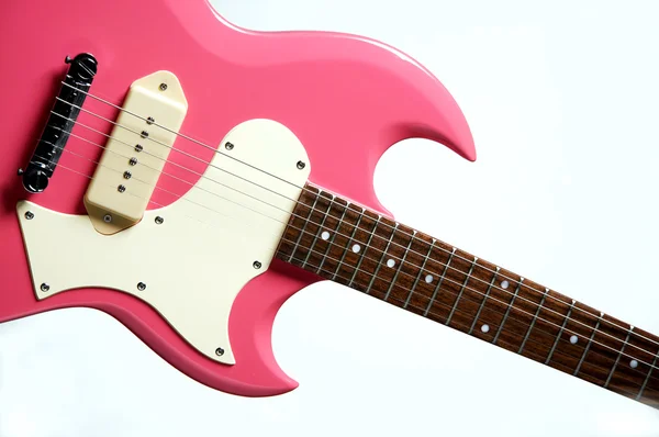 Pembe elektro gitar üzerinde beyaz izole — Stok fotoğraf