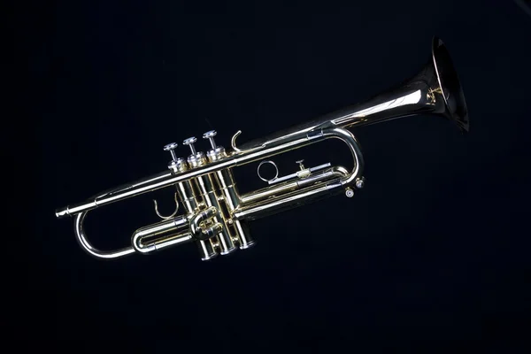 Siyah üzerine izole altın trompet — Stok fotoğraf