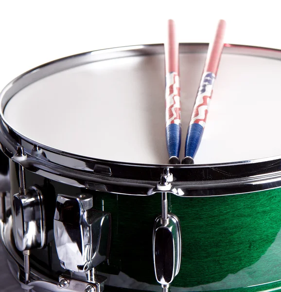 Grüne Snare Drum isoliert auf weiß — Stockfoto