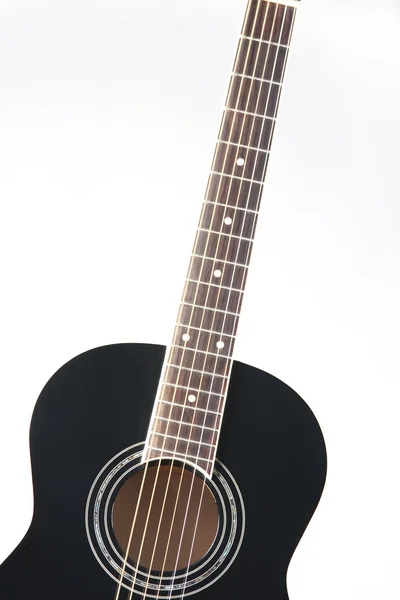 Akustikgitarre schwarz isoliert gegen weiß — Stockfoto