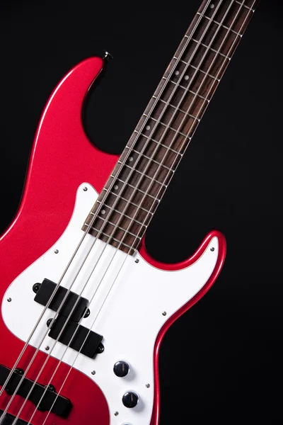 Guitarra elétrica vermelha isolada no preto — Fotografia de Stock