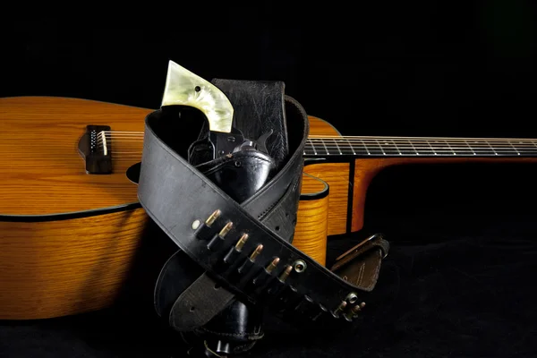 Sechs Pistolen im Holster und Gitarre auf schwarz — Stockfoto