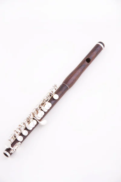 Ahşap piccolo flüt üzerinde beyaz izole — Stok fotoğraf