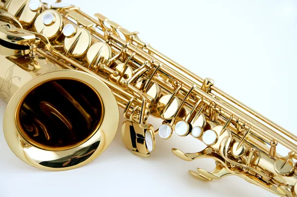 Saxofón aislado en blanco — Foto de Stock