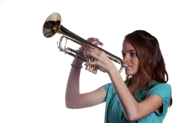Adolescente menina tocando trompete isolado — Fotografia de Stock