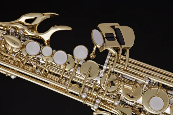 Saxofon Soprano izolat pe negru — Fotografie, imagine de stoc