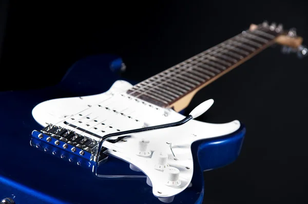 Guitarra azul isolada no preto — Fotografia de Stock