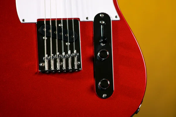 Guitarra elétrica vermelha isolada no amarelo — Fotografia de Stock