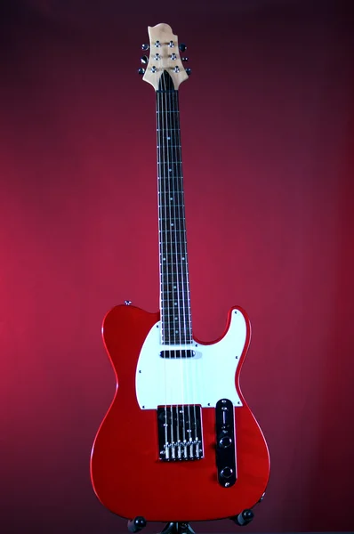 Elektrische rote Gitarre isoliert — Stockfoto