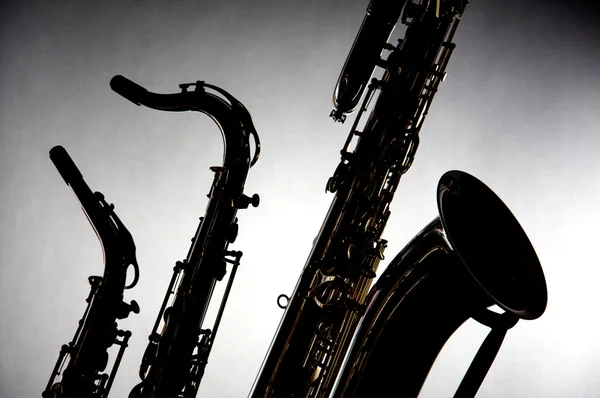 Saxofoner isolerade i siluett — Stockfoto