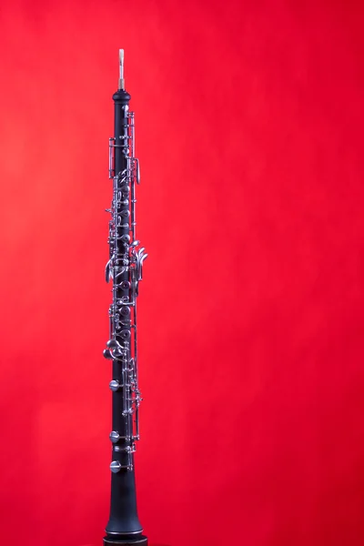 Oboe isoliert auf Rot — Stockfoto