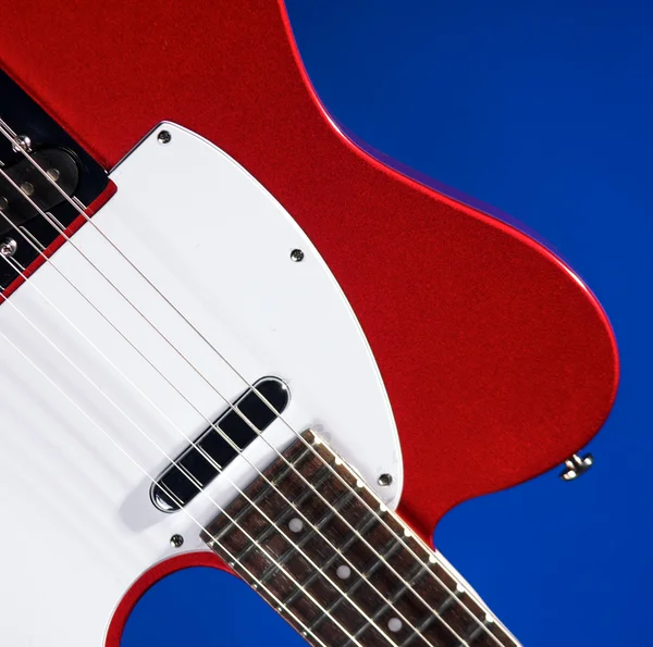 Metallische rote Gitarre auf blauem Grund — Stockfoto