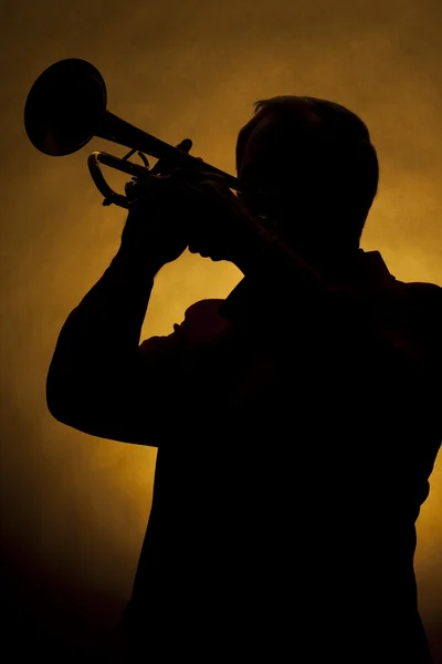 Trompete jogador silhueta amarelo — Fotografia de Stock