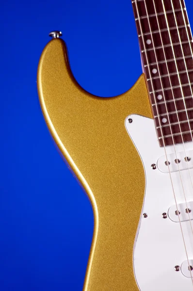 Guitarra elétrica no fundo azul — Fotografia de Stock