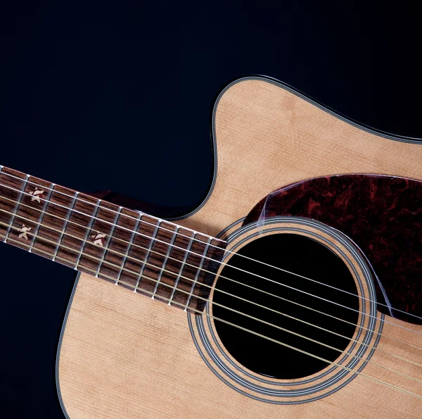 Guitarra acústica isolada em preto — Fotografia de Stock