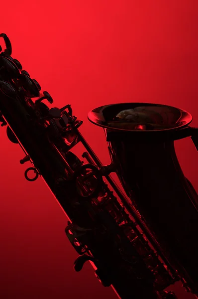 Saxofoon silhouet op rood — Stockfoto