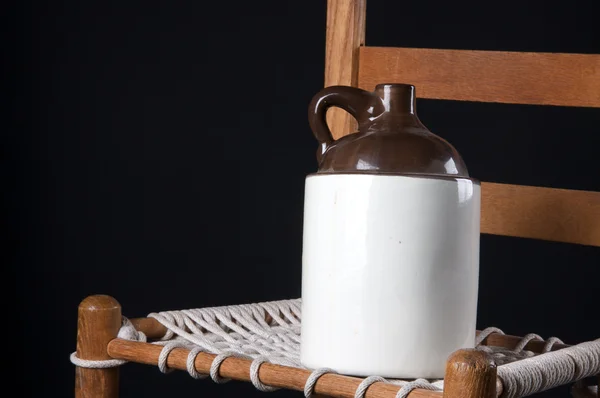 Gammal keramik kruka på rep stol — Stockfoto