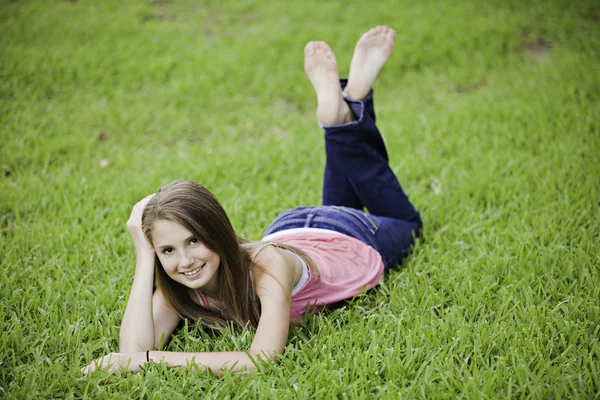 Tienermeisje vrouw op gras — Stockfoto
