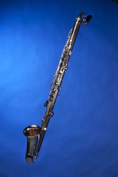 Clarinete bajo aislado en azul — Foto de Stock