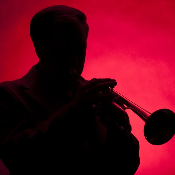 Trompeta jugador silueta rojo —  Fotos de Stock
