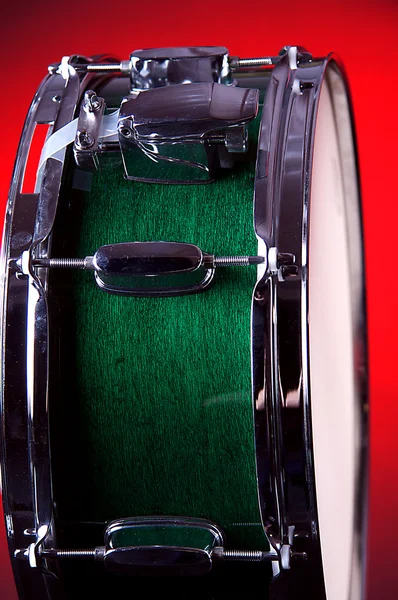Groene snare drum op rood — Stockfoto