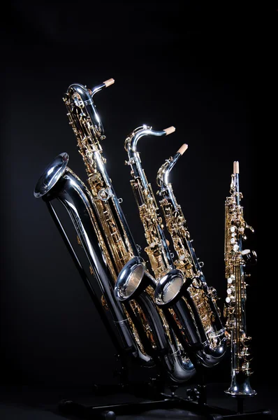 Quatro saxofones em preto — Fotografia de Stock