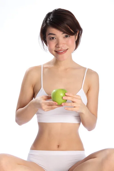 Piękna kobieta siedzi z jabłkiem — Zdjęcie stockowe