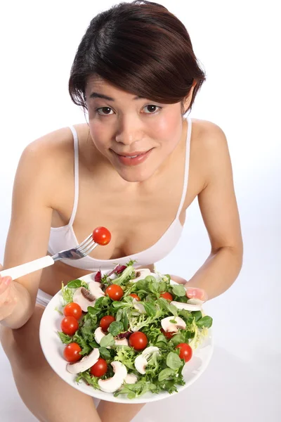 Здоровые девушки едят зеленый салат — стоковое фото