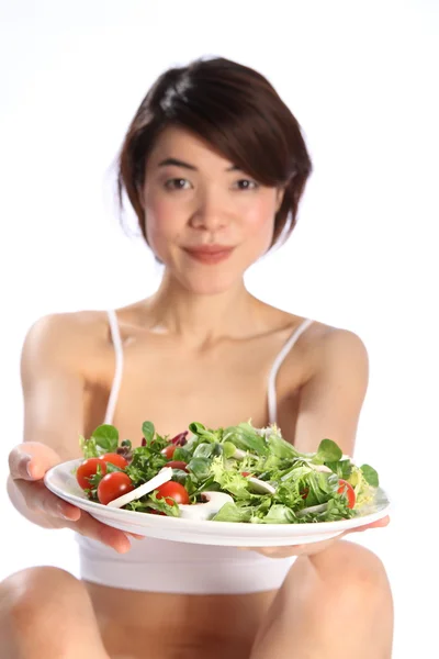 Glückliches Mädchen mit einem Teller grünen Salats — Stockfoto