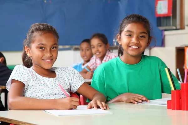 教室で女の子を学ぶために時間 — ストック写真